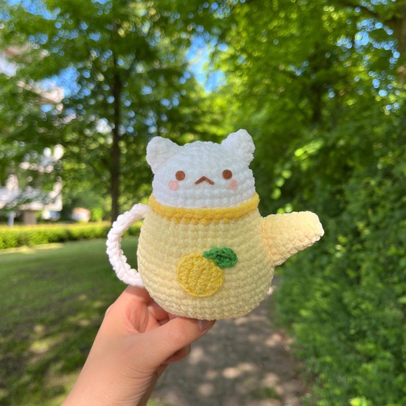 Schema per realizzare all'uncinetto un gatto con teiera di frutta / Amigurumi di un gatto con teiera / Download PDF immagine 3