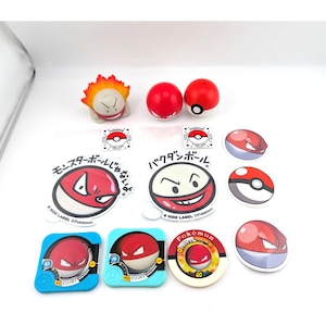 Può includere: Una tazza di ceramica bianca con manico nero e la scritta "But First, Coffee" in grassetto nero. La tazza è posta su uno sfondo sfocato. La tazza è alta circa 10 cm.