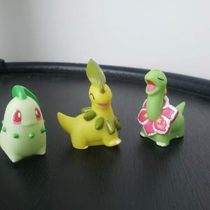 Official Chikorita Bayleff and Meganium Finger Puppet figures Bandai image 1