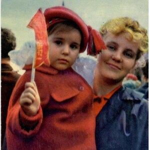 Menina soviética com a mãe em uma manifestação, Foto de crianças, Crianças em férias, bandeira pequena, Cartões fotográficos coloridos muito raros, Feito na URSS, anos 60