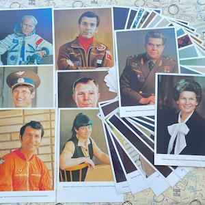 Lot de 57 grandes cartes postales vintage de cosmonautes soviétiques - portraits en couleur dont Gagarine, Terechkova et d'autres