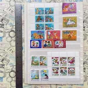 Sellos de dibujos animados y cuentos de hadas en hoja: juego de 51 sellos postales coloridos con personajes animados e historias clásicas
