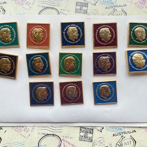 Juego de pins de campeones mundiales de ajedrez: 13 insignias soviéticas raras, embalaje original, coleccionable vintage de la era soviética.