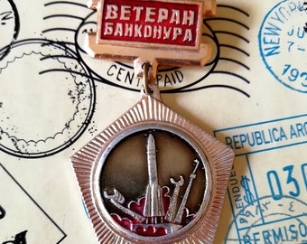 Veterano di Baikonur, lancio di razzi, volo spaziale, distintivo del dipendente del cosmodromo, distintivo di pin da collezione vintage fantasticamente raro.