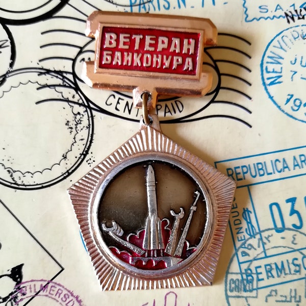 Veterano di Baikonur, lancio di razzi, volo spaziale, distintivo del dipendente del cosmodromo, distintivo di pin da collezione vintage fantasticamente raro.