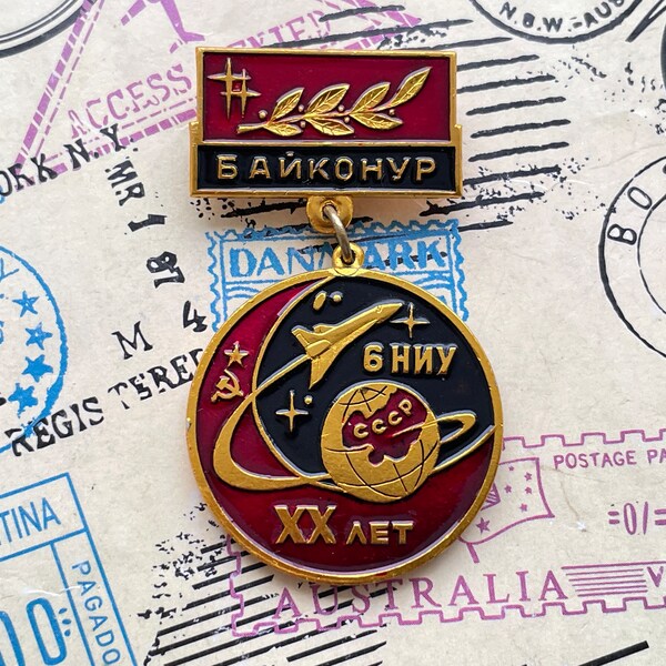 Baikonur, XX anni 6 НИУ, partenza di un razzo, volo spaziale, distintivo del cosmodromo, spilla da collezione vintage straordinariamente rara, 1987.