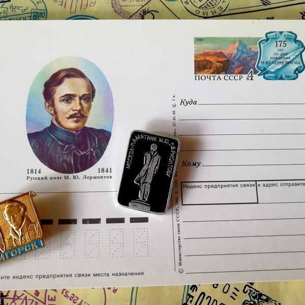 Lermontov, Russischer Dichter, Set von 1 Postkarte und 2 Vintage Anstecker, Denkmal von Lermontov, Sammler Pins, Seltene sowjetische Postkarte, 80er