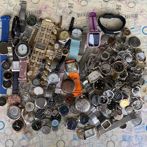 Huge Vintage Lot Assorted Watches and Parts, Not Working, Hands, Dials, For parts and repairs, retro decor, vintage watches, 3.6 kg.