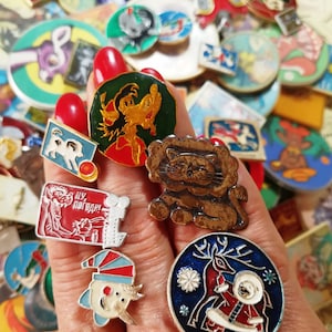 Kinder Pin Anstecker, Set von 20-40 Vintage Merry Pins, Cartoon Charakter und Märchen Anstecker, Lustiges Geschenk, Rucksack Dekoration.