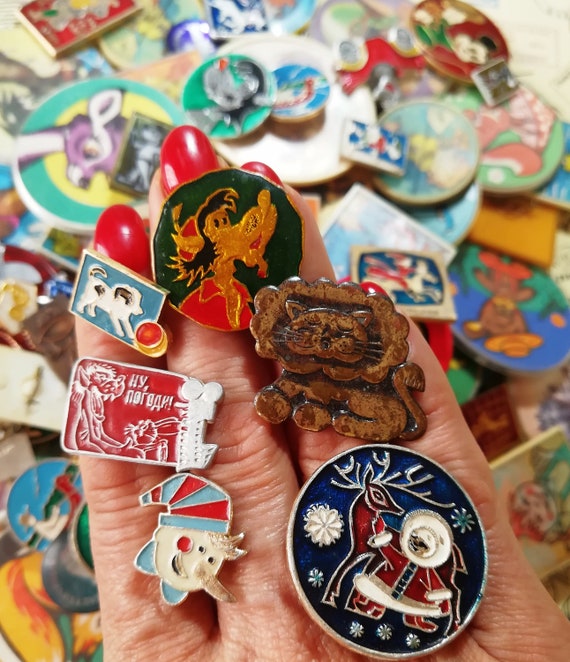 Children's Pin Badges, Set of 20-40 Vintage Merry… - image 1