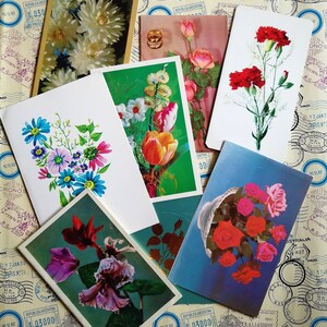 Cartões postais com flores, parabéns! Lindos cartões postais de saudação, conjunto nº 2 de 8 cartões postais soviéticos duplos vintage, escritos em, anos 70-80.
