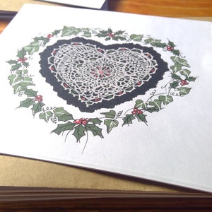 Navidad/Invierno Tarjeta de felicitación dibujada a mano (no impresa) arte original inspirado en mi amor por el encaje / acebo / hiedra y muérdago