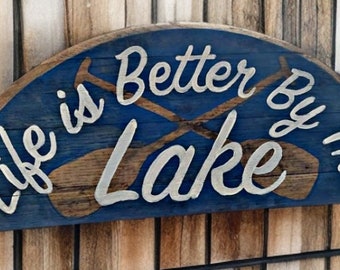 Pintura en barril de bourbon, La vida es mejor junto al lago, decoración rústica única, vida en una casa de lago.