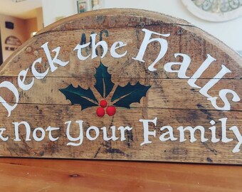 Decora la casa, no a tu familia. Pintado a mano en la tapa semicircular de un barril. Regalo navideño de bourbon. Regalo navideño divertido.