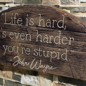 Cita de John Wayne, regalo de bar "La vida es dura", barril rústico de bourbon del oeste.