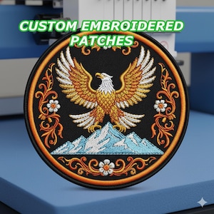 Puede incluir: Un parche bordado personalizado, de forma redonda, con fondo negro. Presenta un águila dorada con las alas extendidas sobre una cordillera. El texto "CUSTOM EMBROIDERED PATCHES" está en la parte superior en verde.