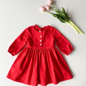 Rotes Leinenkleid für Mädchen: Langarm Rustikales Blumenmädchen Outfit