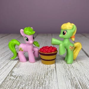 MLP G4 Blind Bag Red Gala and Apple Munchies 2” Mini Figures with Barrel of Apples (Hasbro, My Little Pony Friendship is Magic)