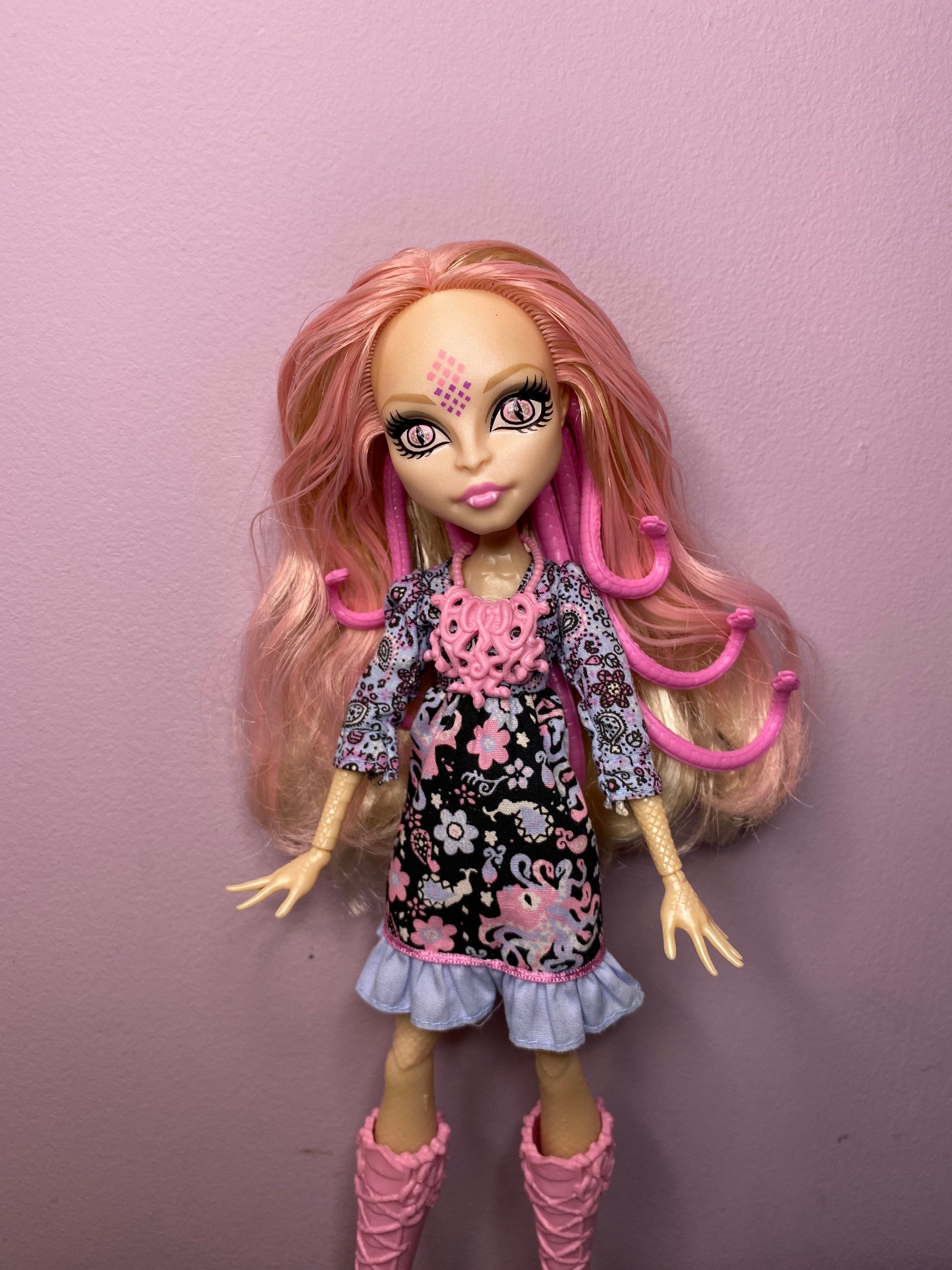 Monster High Frights, Camera, Action! Viperine Gorgon Doll – One-Touch Top Tred Toys