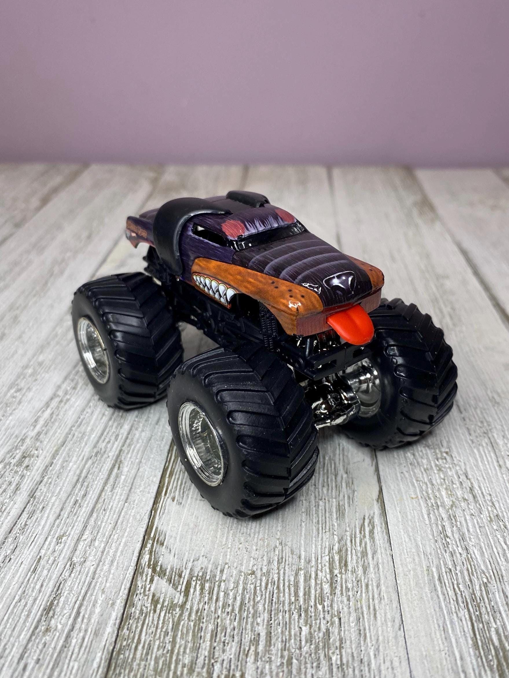 Hot Wheels Monster Jam Monster Mutt Rottweiler Metal Monster Truck
