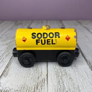 Thomas the Tank Engine and Friends Wooden Railway Sodor Fuel Tanker Car Magnetic (2000 Britt Allcroft) FLAWS/See Description