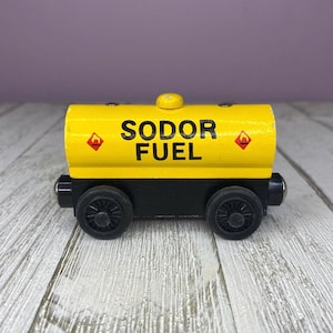 Thomas the Tank Engine and Friends Wooden Railway Sodor Fuel Tanker Car Magnetic (2000 Britt Allcroft) See Description