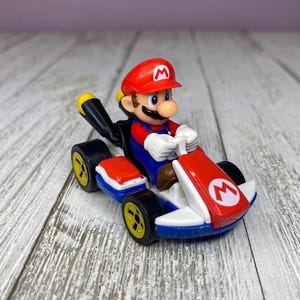 Hot Wheels Mario Kart Standard Kart Mario Diecast Metal Car (Nintendo, Super Mario Bros)