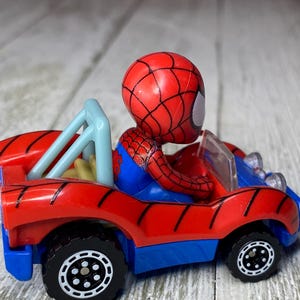 Hot Wheels Racer Verse Marvel Spiderman 2.25” Diecast Car (See Description) bild 2