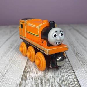 Thomas the Tank Engine and Friends Wooden Railway Billy 3” Orange Wooden Train Magnetic (2003 Gullane) FLAWS/See Description