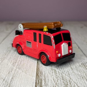 ERTL Thomas the Tank Engine and Friends 2.5” Sodor Fire Truck Die-cast Vehicle (1999 Britt Allcroft) Flaws/See Description