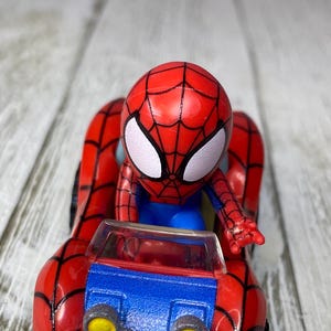 Hot Wheels Racer Verse Marvel Spiderman 2.25” Diecast Car (See Description) bild 3