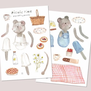Könnte beinhalten: Zwei Aquarell-Papierpuppenbögen mit Picknick-Illustrationen. Ein Bogen zeigt eine Maus in einer weißen Schürze, einen Picknickkorb und Lebensmittel. Der andere Bogen zeigt eine Maus in blauen Latzhosen, ein Eis am Stiel und eine rot karierte Picknickdecke. Der Text lautet "Picnic Time".