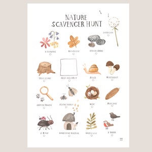 Könnte beinhalten: Aquarell-Natur-Schnitzeljagd-Poster mit Illustrationen von Löwenzahn, Blumen, einem Blatt, Steinen, einem Baumstumpf, einer Schnecke, Pilzen, Tierspuren, einem fliegenden Insekt, einem Nest, einem Tannenzapfen, Käfern, einem magischen Gegenstand, einem grünen Blatt und Vögeln. Der Text "NATURE SCAVENGER HUNT" steht oben.