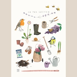 Könnte beinhalten: Aquarell-Illustration mit Gartenelementen. Enthält ein Rotkehlchen, Blumen, Gummistiefel, Gartengeräte und den Text "IN THE GARDEN". Eine bezaubernde Darstellung des Gärtnerns.
