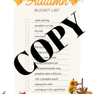 Może przedstawiać: Jesienna lista zadań z nagłówkiem "Autumn BUCKET LIST" zawierająca sezonowe aktywności, takie jak zbieranie jabłek i wycinanie dyń, ozdobiona akwarelowymi ilustracjami dyń, bel siana oraz jesiennych liści.
