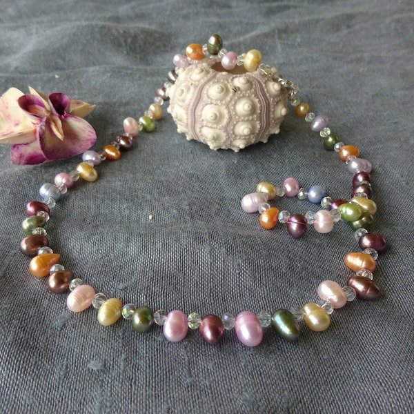 collier court perles d'eau douce multicolores, aux couleurs joyeuses pour les fêtes
