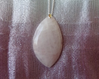 grand pendentif olive quartz rose, chaîne argentée