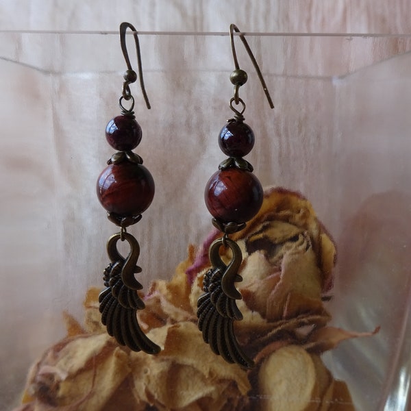 boucles d'oreilles art nouveau perles oeil de tigre rouge et grenat, ailes bronze
