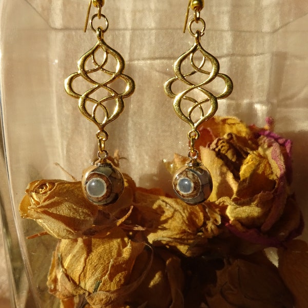 boucles d'oreilles dorées agate tibétaine dzi, motif art déco, style ethnique