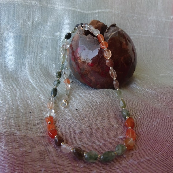 petit collier perles irrégulières quartz rutile rouge et vert