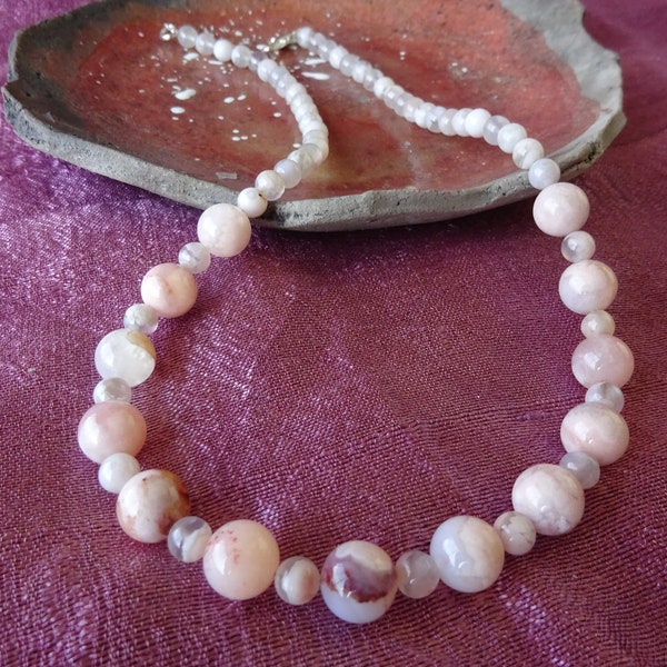 collier aux couleurs pastel en agate sakura/fleur de cerisier perles roses et blanches rondes