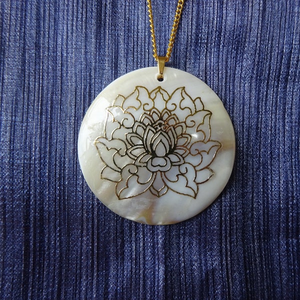 pendentif rond motif lotus doré en nacre blanche, chaîne or