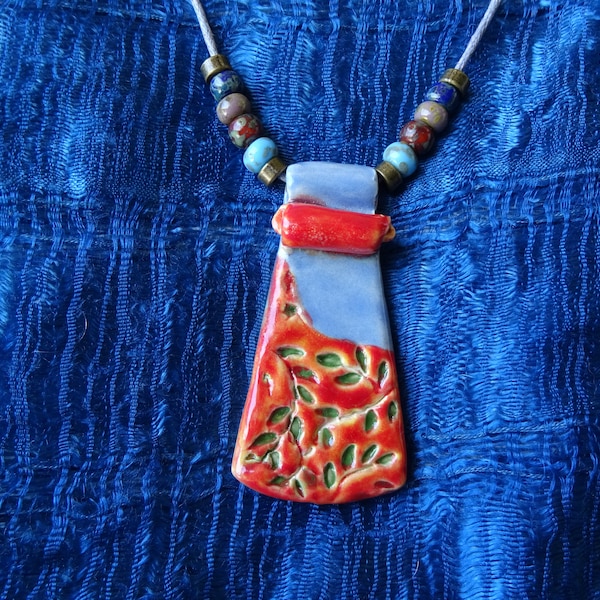 pendentif ethnique en céramique colorée orange et bleu, perles bronze et verre tchèque, cordon gris