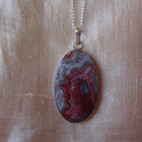 pendentif ovale en agate crazy lace mexicaine sertie, chaîne argentée