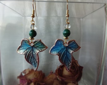 boucles d'oreilles romantiques grande feuille émaillée bleu vert en laiton doré, perles malachite et améthyste verte