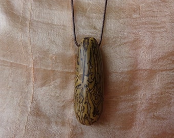 pendentif ethnique homme amulette graine géante de palmier jupati, cordon cuir marron