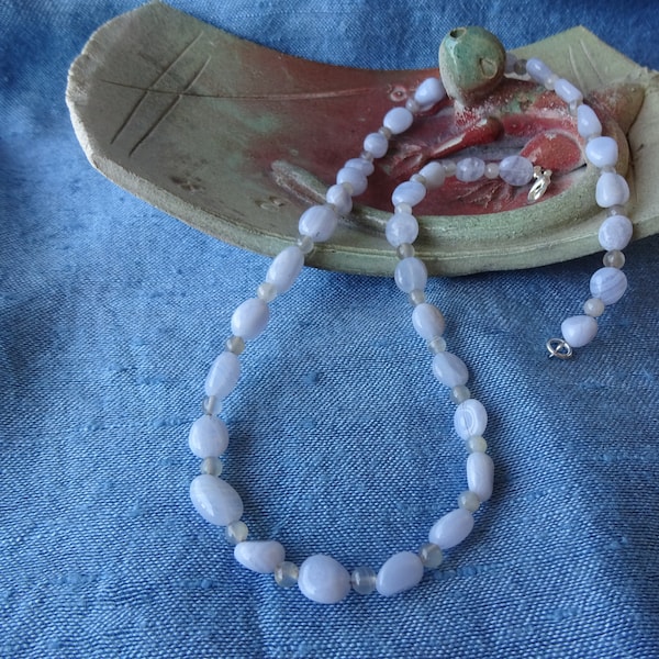 petit collier perles agate blue lace/bleue dentelle irrégulières et agates grises rondes