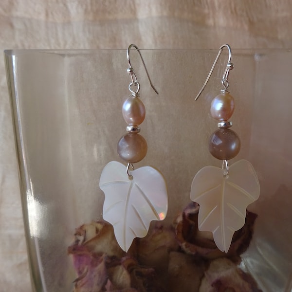 boucles d'oreilles feuilles nacre ivoire, pierre de lune beige rosé, perles d'eau douce rose, hématite argentée