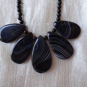 Collar babero de ónix negro/ágata negra estriada gotas y cuentas redondas