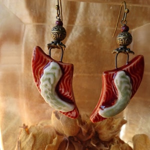 Art Deco triangle earrings in brick red and almond green ceramic, bronze